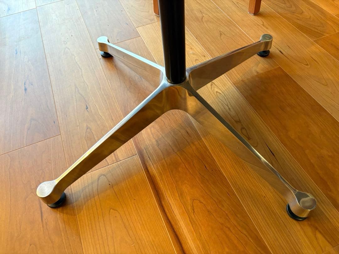 ハーマンミラー 円形 ダイニングテーブル 106.5×H70cm