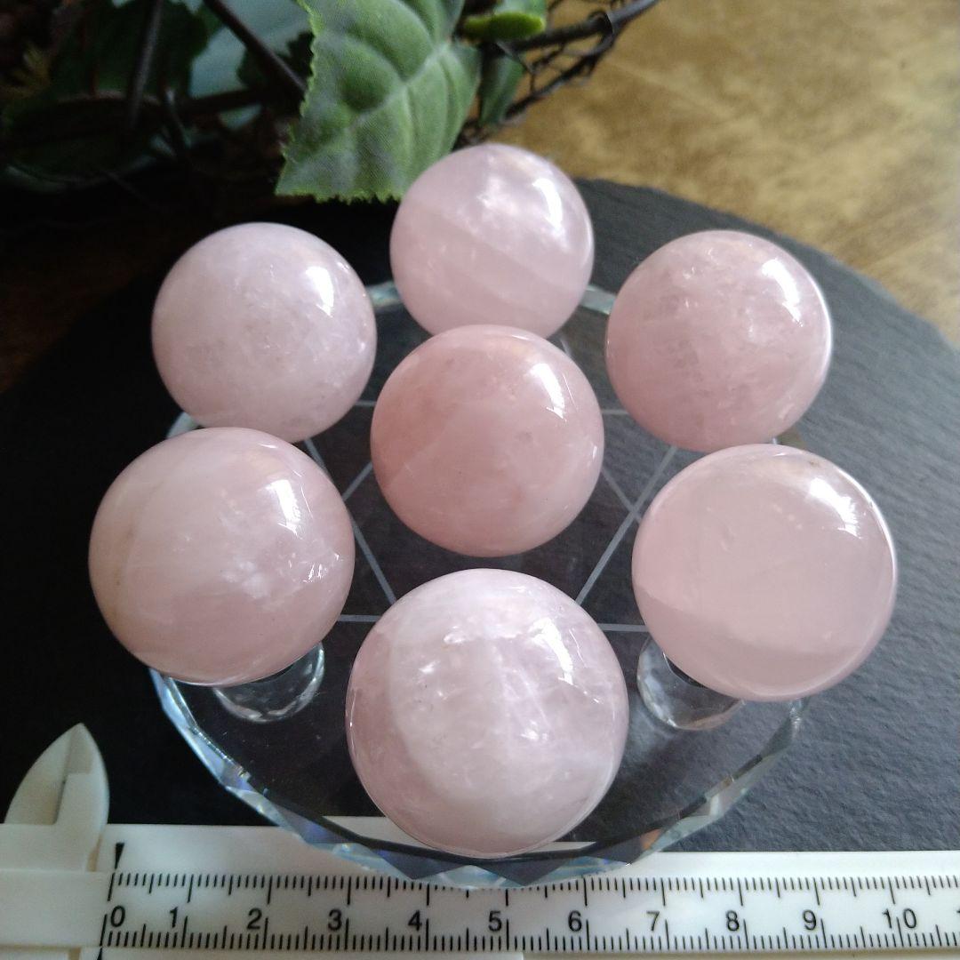 約3cmの大玉！内面の美！七星陣台座、天然石ローズクォーツスフィア
