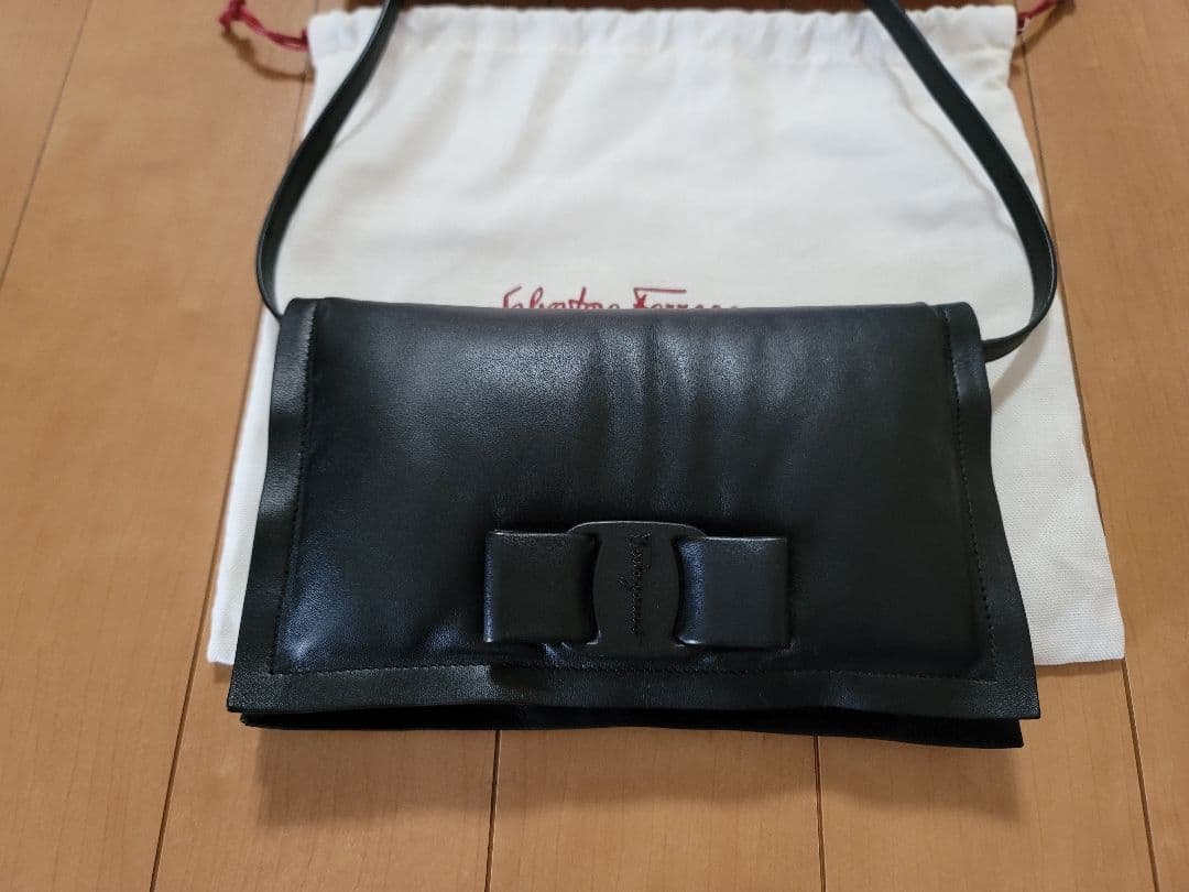 Salvatore Ferragamo ブラックレザーショルダーバッグ新品未使用