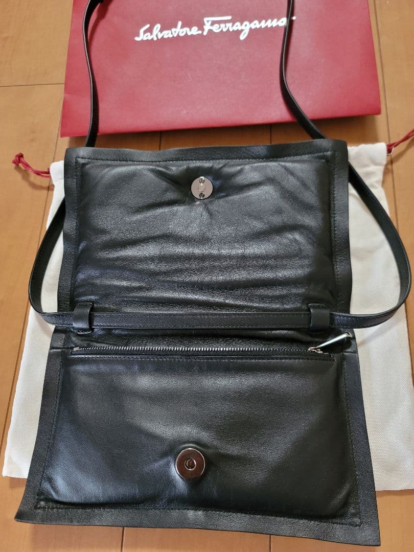 Salvatore Ferragamo ブラックレザーショルダーバッグ新品未使用