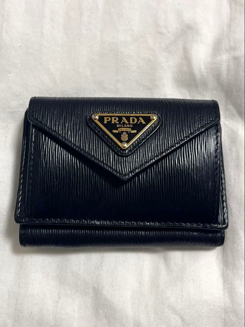 PRADA ヴィッテロムーヴ 三つ折り財布 黒 本革 三角ロゴ
