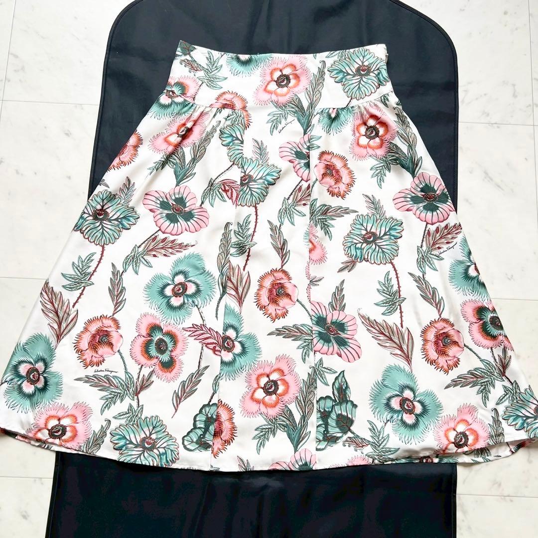 Salvatore Ferragamo 近年 シルク100% ボタニカルスカート