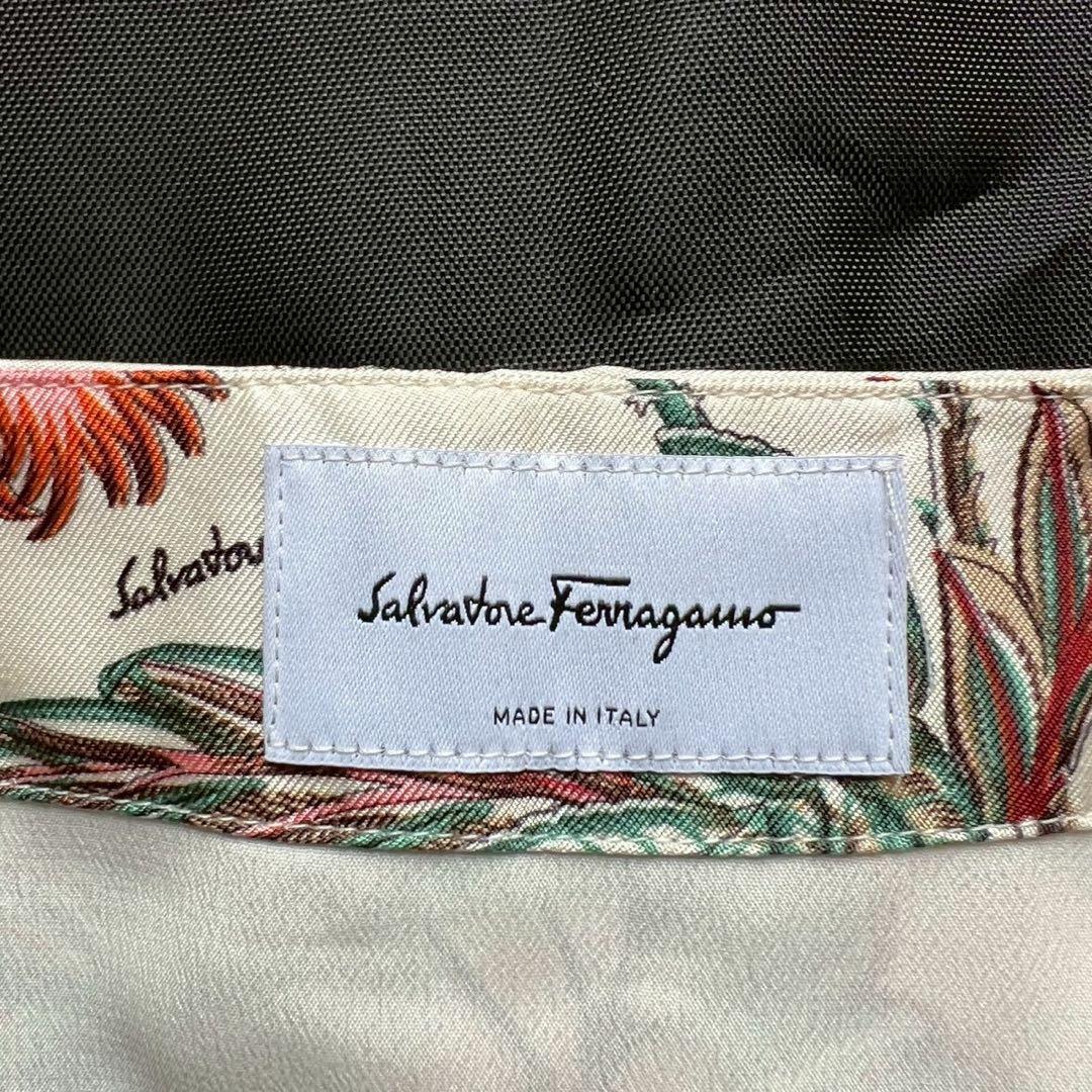 Salvatore Ferragamo 近年 シルク100% ボタニカルスカート