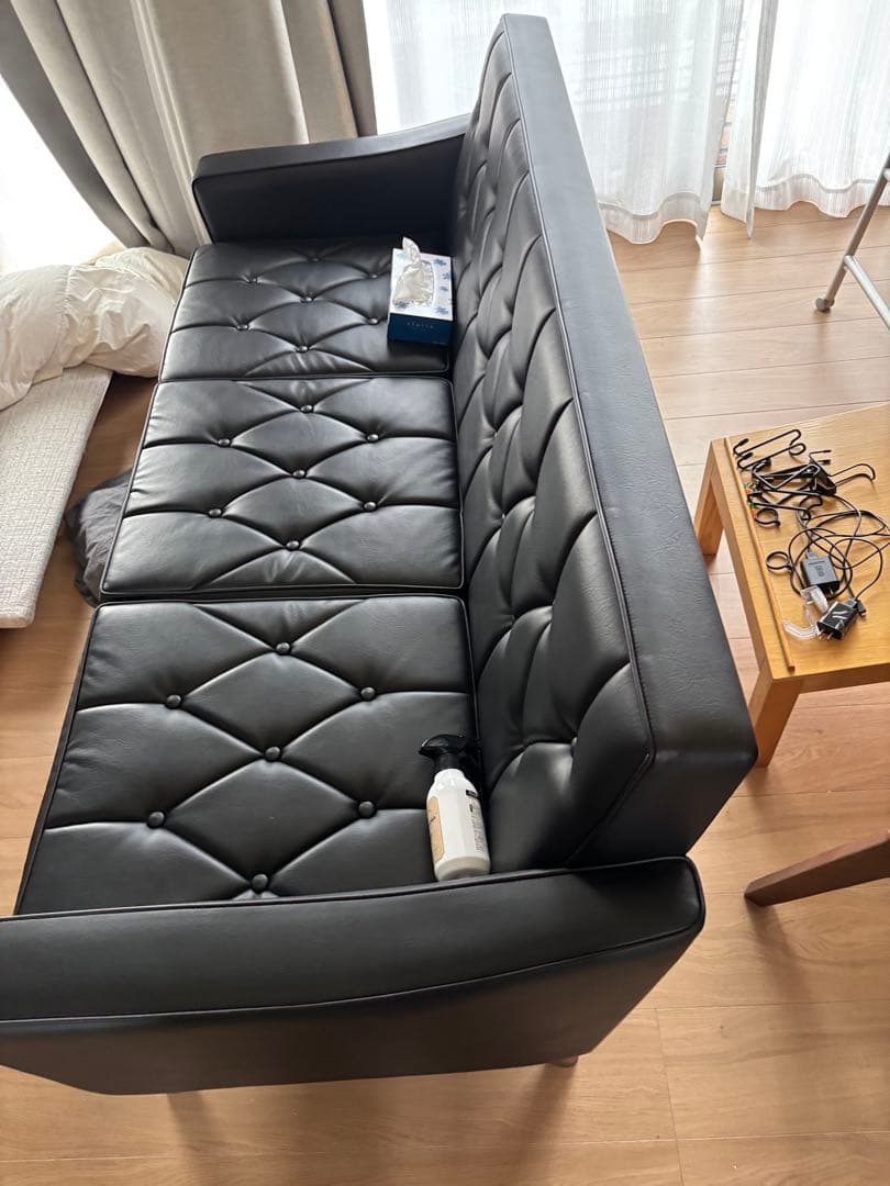 カリモク　黒の合成皮革3人掛けソファ　引取りのみ！　さいたま市大宮区