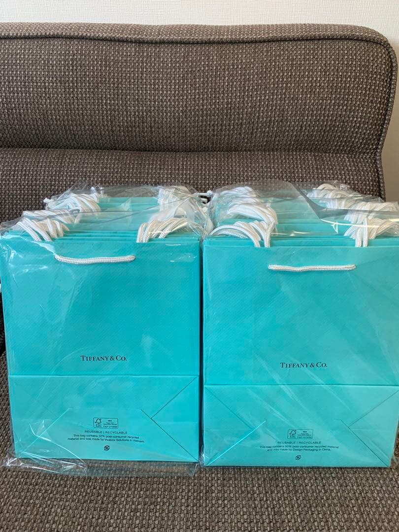 国内現行品　美品ティファニー ショッピング紙袋60枚セット（20x25cm） 現行品 新品未使用ティファニー ショッピング紙袋60枚セット（20x25cm