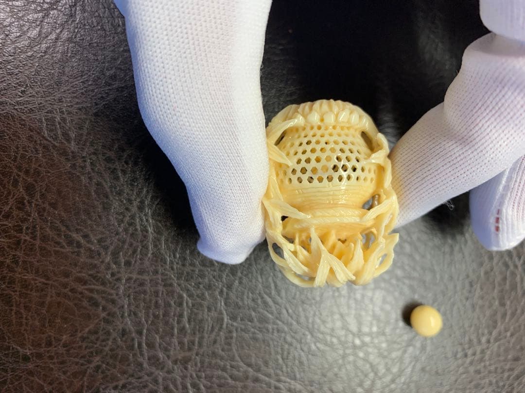 ぞうげ風 蟹と花の彫刻　極上　根付　提げ物　天然素材　アンティーク　置物　鯨歯