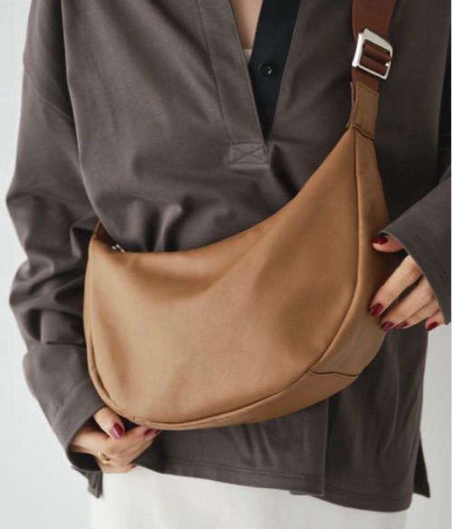 ほぼ未使用ラシット 今期ソフトレザーラウンドショルダーバッグ　金具シルバー