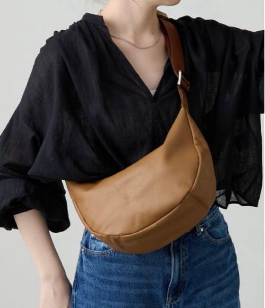 ほぼ未使用ラシット 今期ソフトレザーラウンドショルダーバッグ　金具シルバー