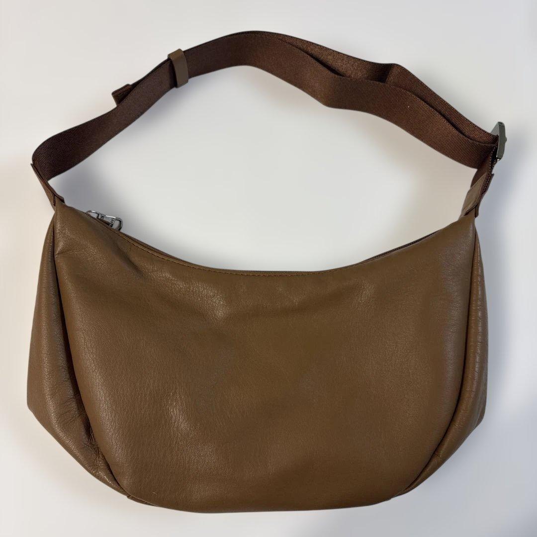 ほぼ未使用ラシット 今期ソフトレザーラウンドショルダーバッグ　金具シルバー