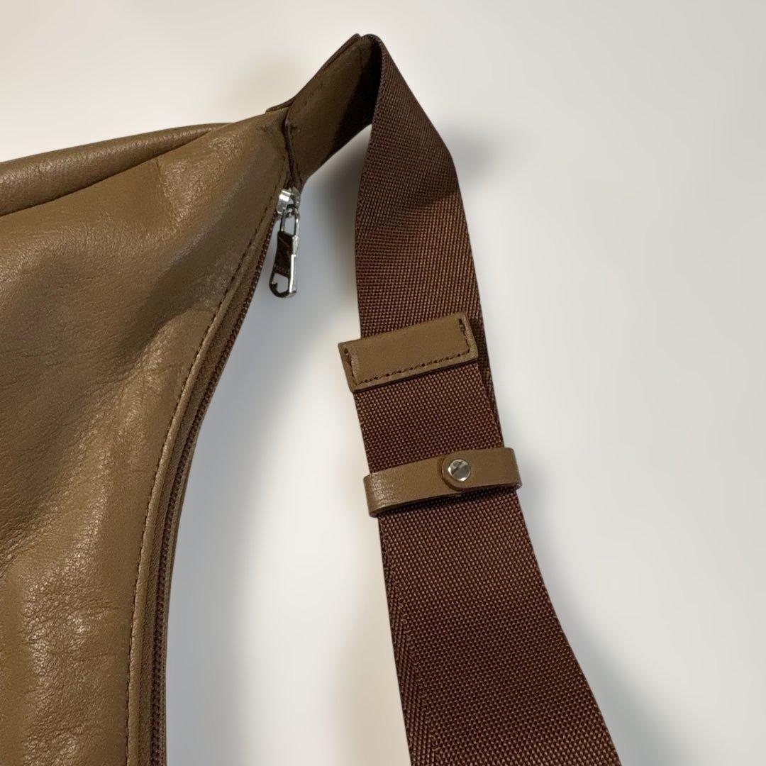 ほぼ未使用ラシット 今期ソフトレザーラウンドショルダーバッグ　金具シルバー