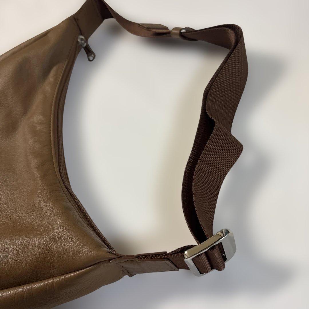 ほぼ未使用ラシット 今期ソフトレザーラウンドショルダーバッグ　金具シルバー