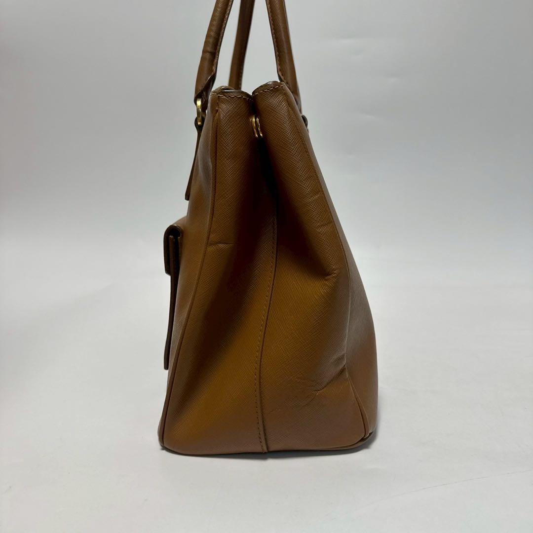 s64【美品】プラダ　三角ロゴ　サフィアーノ　ガレリア2wayショルダーバッグ.