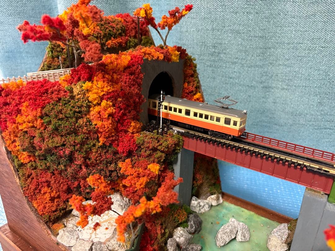鉄道模型 ジオラマ　紅葉風景　(鉄道模型付き)