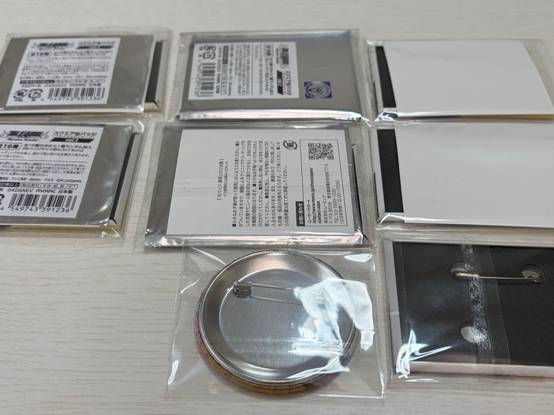 平子真子　缶バッジ8個セット