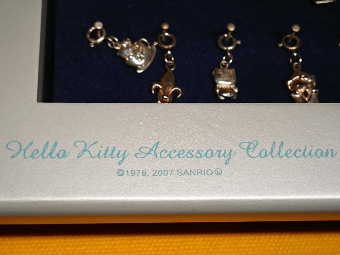 【美品】Hello Kitty　ハローキティ　チャーム　アクセサリー　工芸品