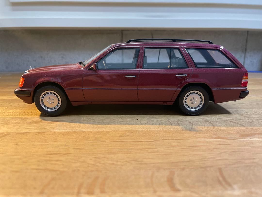 BoS Models メルセデス・ベンツ W124 300TE レッド 1/18