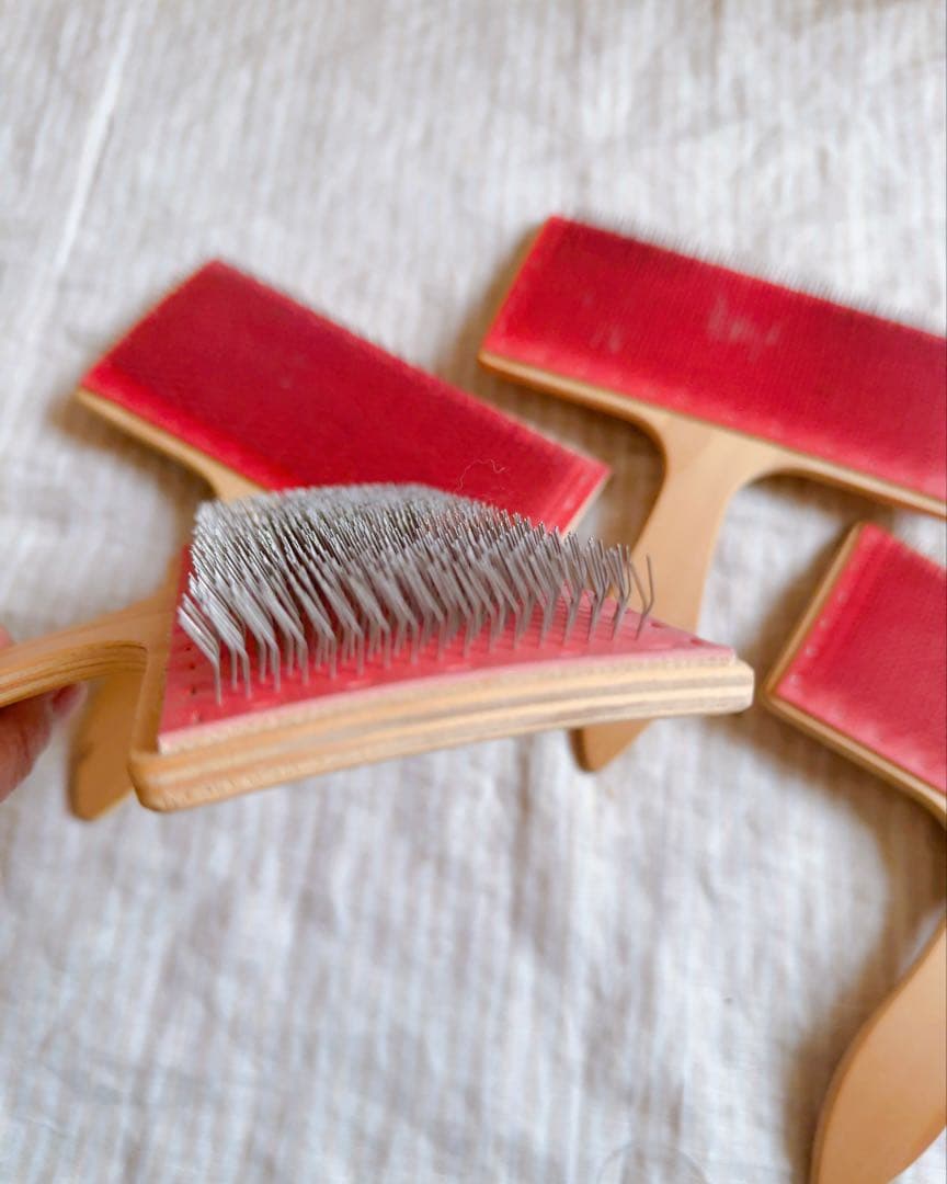 アシュフォード　スチューデントハンドカーダー　③細目と荒目セット＆羊毛見本一覧