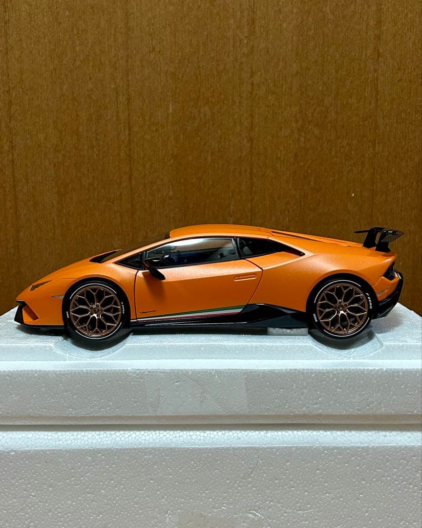 オートアート　ランボルギーニ　ウラカン 1/18スケール