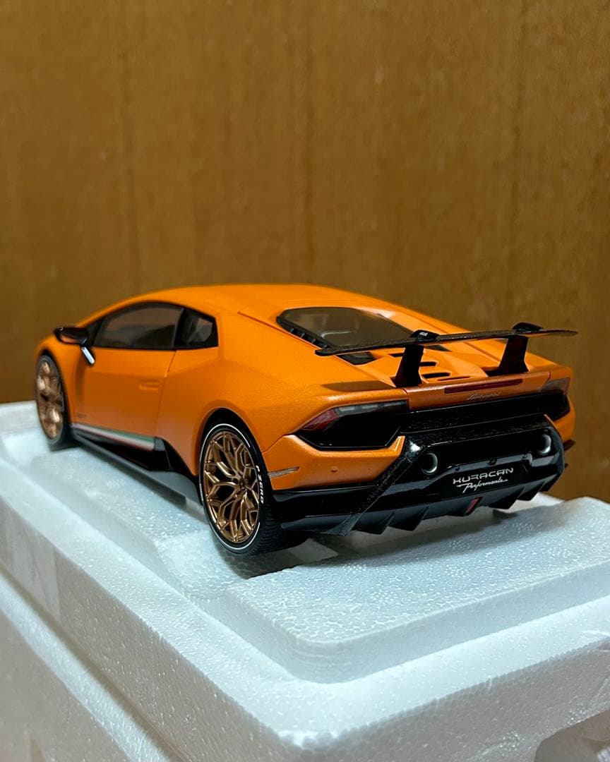 オートアート　ランボルギーニ　ウラカン 1/18スケール
