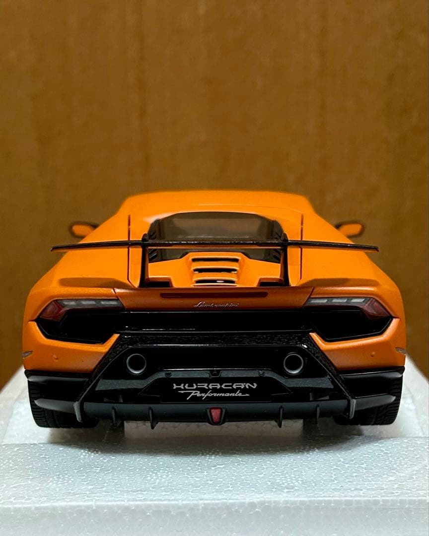 オートアート　ランボルギーニ　ウラカン 1/18スケール