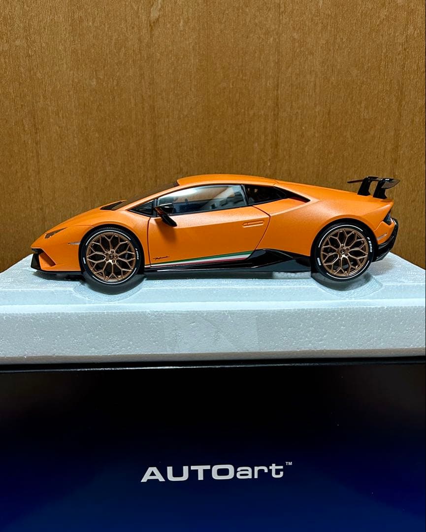 オートアート　ランボルギーニ　ウラカン 1/18スケール