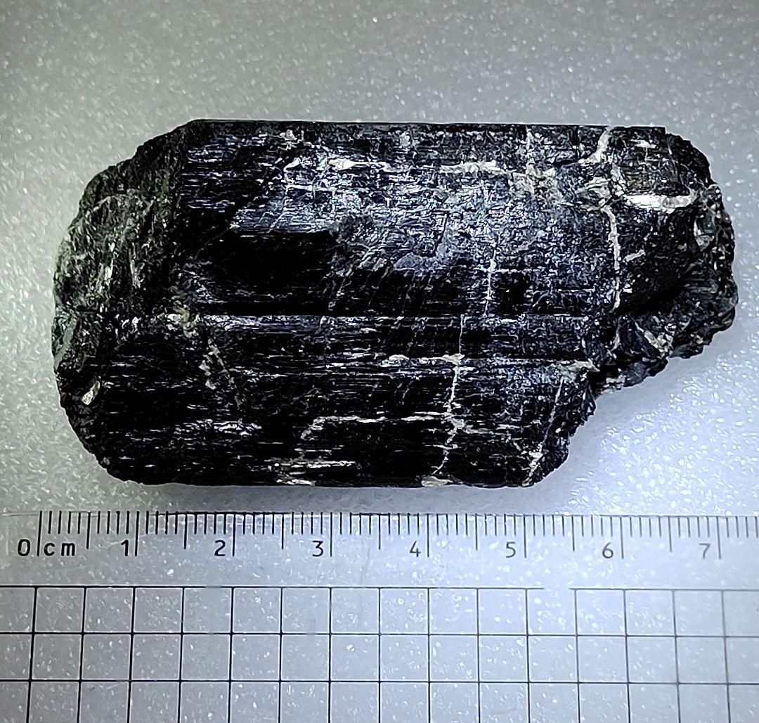 シルバー色の雲母が内部に共生している、ブラックトルマリンの原石です。