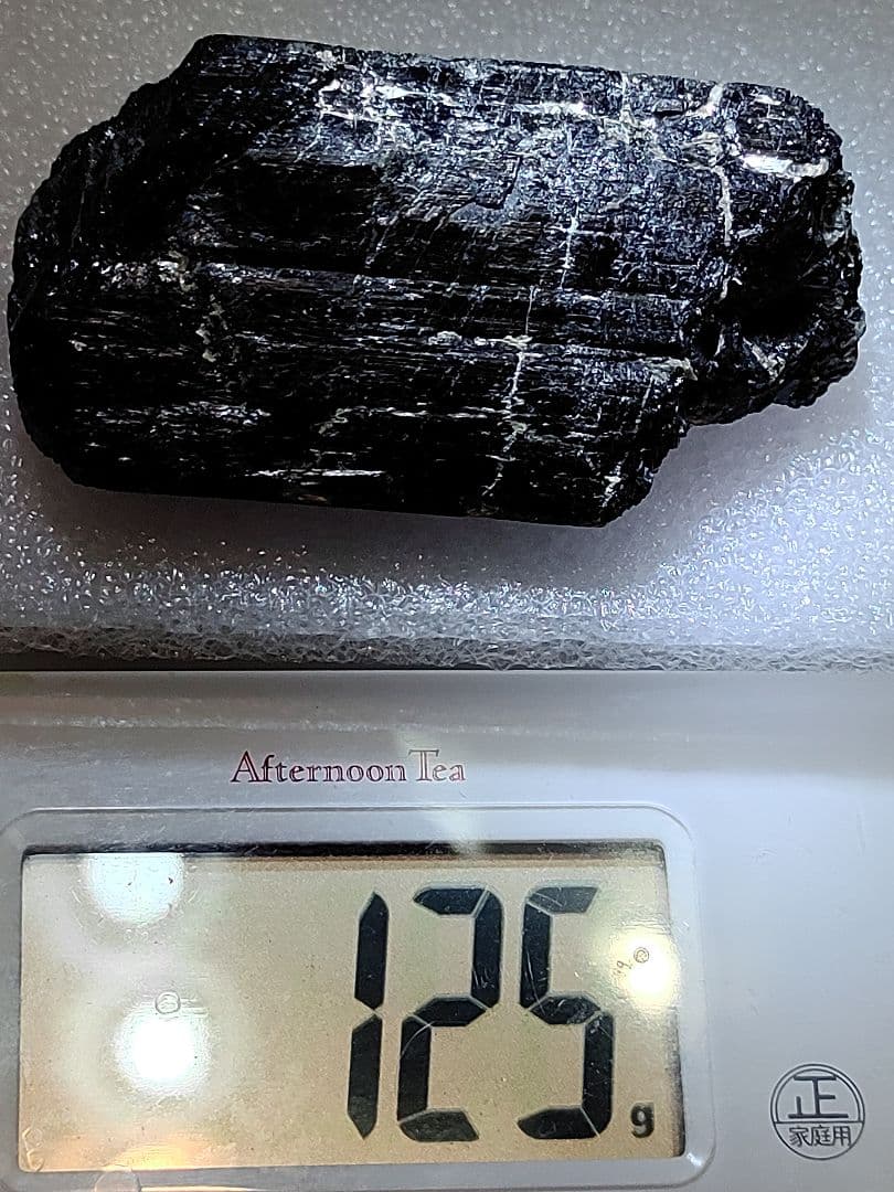 シルバー色の雲母が内部に共生している、ブラックトルマリンの原石です。