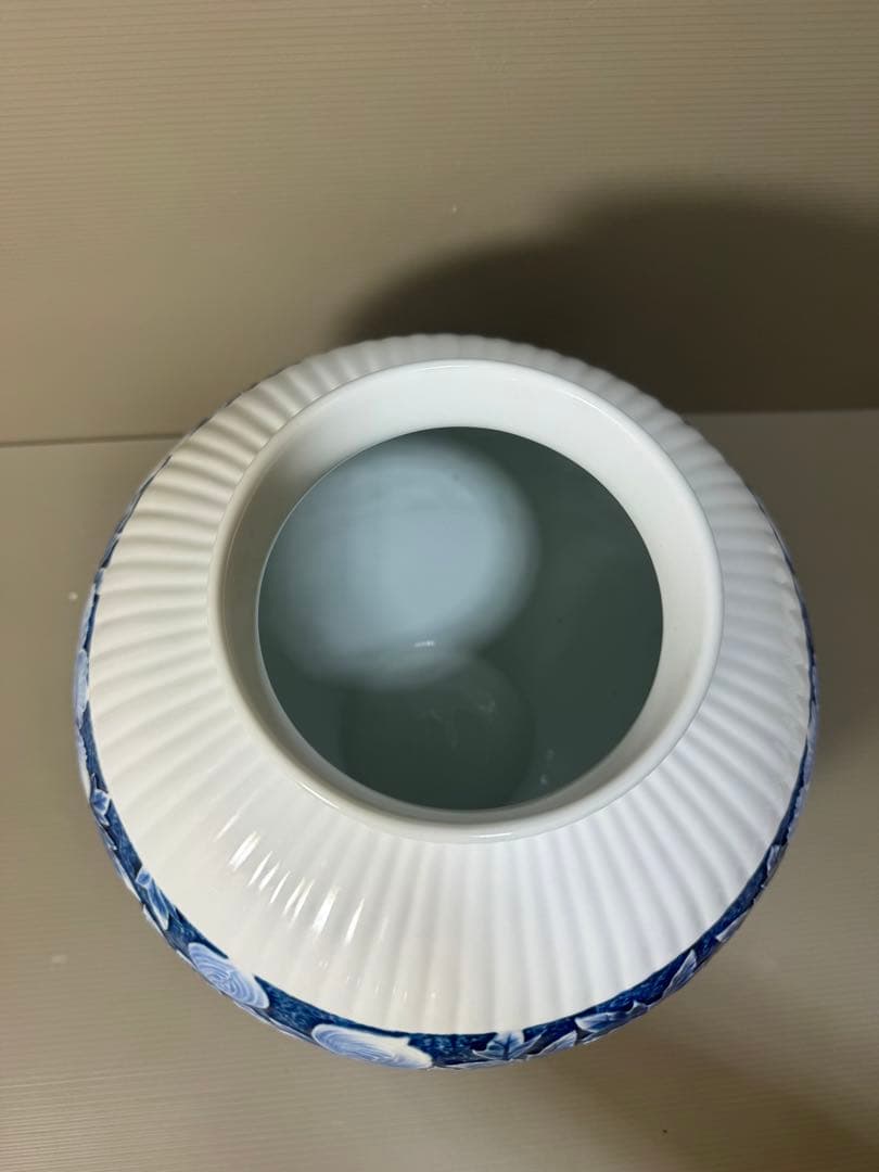 2280 有田焼 名工 緒方松右衛門 作 染付牡丹図 盛上彫文