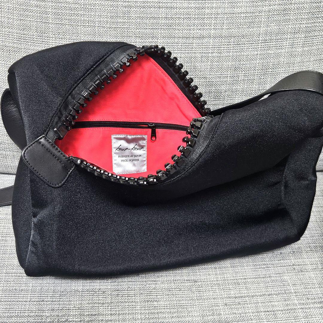 【サンタ】カワカワ ビッグファスナー ショルダーバッグ ナイロン