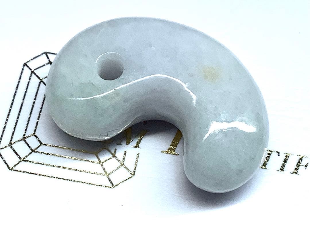 ✳粋の逸品‼️珍しい多彩色‼️糸魚川翡翠勾玉 アウトレット 数少ない1