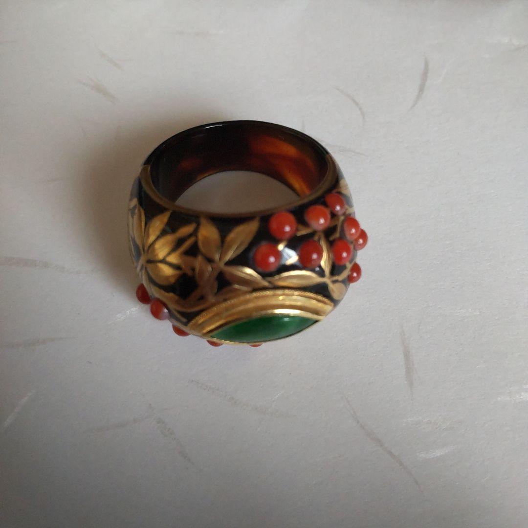 AKIO MORI「べっ甲に植物柄の金蒔絵、赤珊瑚、マーキス型の翡翠の指輪」
