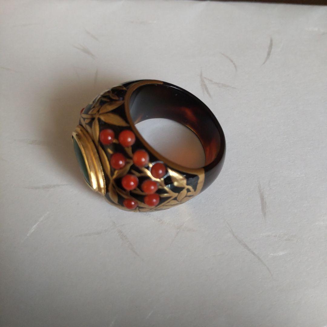 AKIO MORI「べっ甲に植物柄の金蒔絵、赤珊瑚、マーキス型の翡翠の指輪」