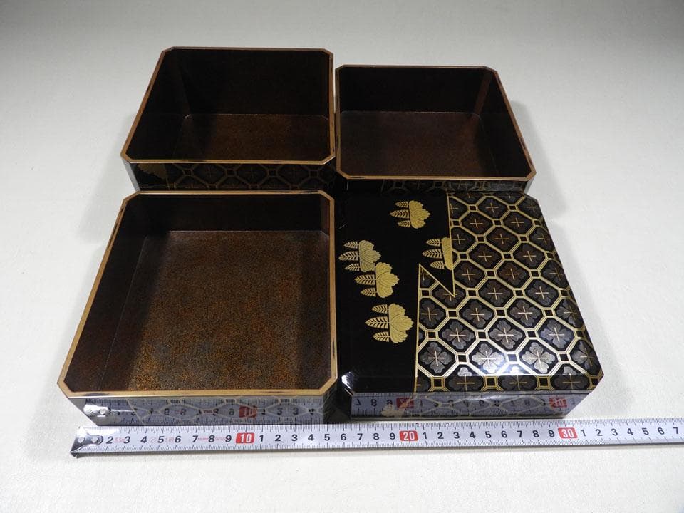 ●小さい 四段重箱 時代蒔絵 嵯峨桐 小紋尽くし 家紋 小重箱 片手の大きさ