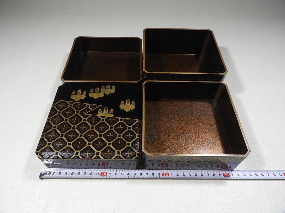 ●小さい 四段重箱 時代蒔絵 嵯峨桐 小紋尽くし 家紋 小重箱 片手の大きさ