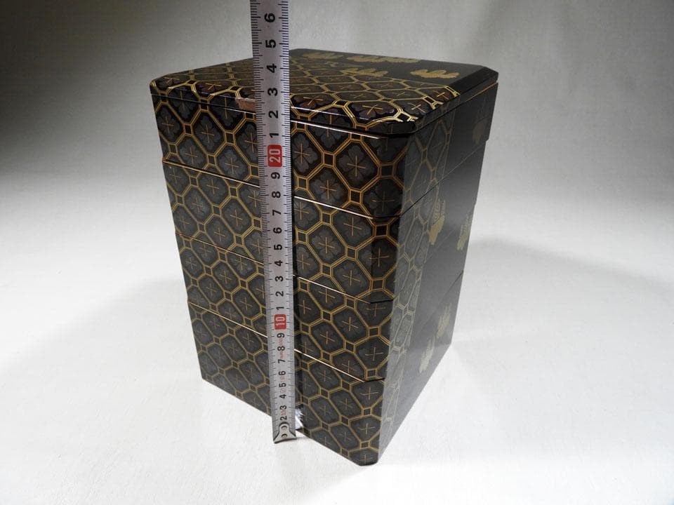 ●小さい 四段重箱 時代蒔絵 嵯峨桐 小紋尽くし 家紋 小重箱 片手の大きさ