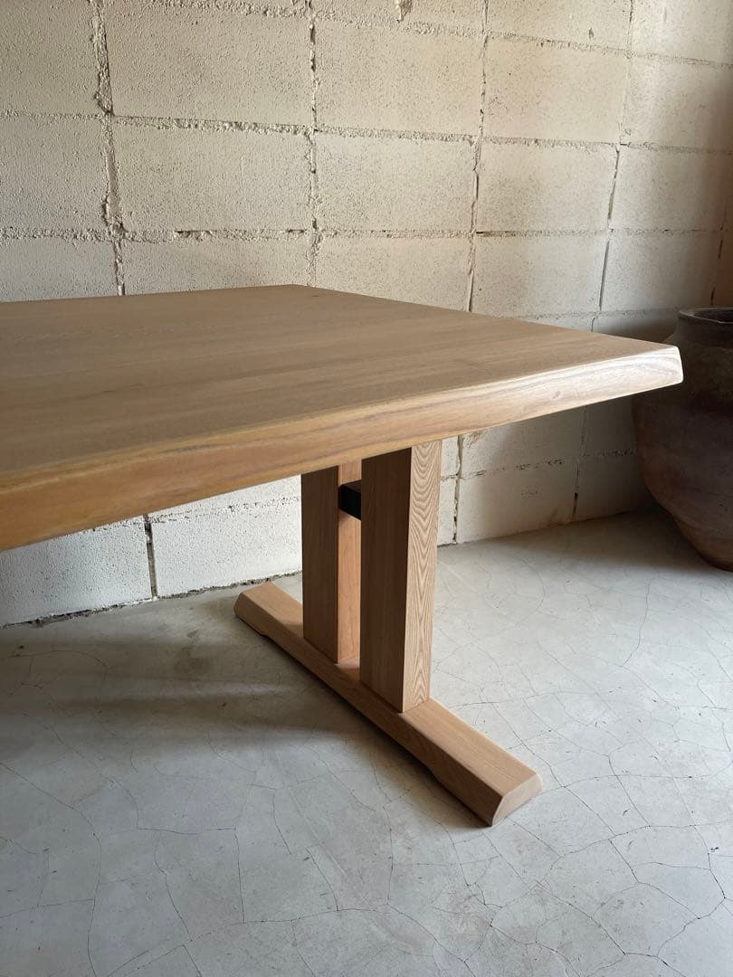 天然木無垢材　耳付き　ダイニングテーブル　二本脚