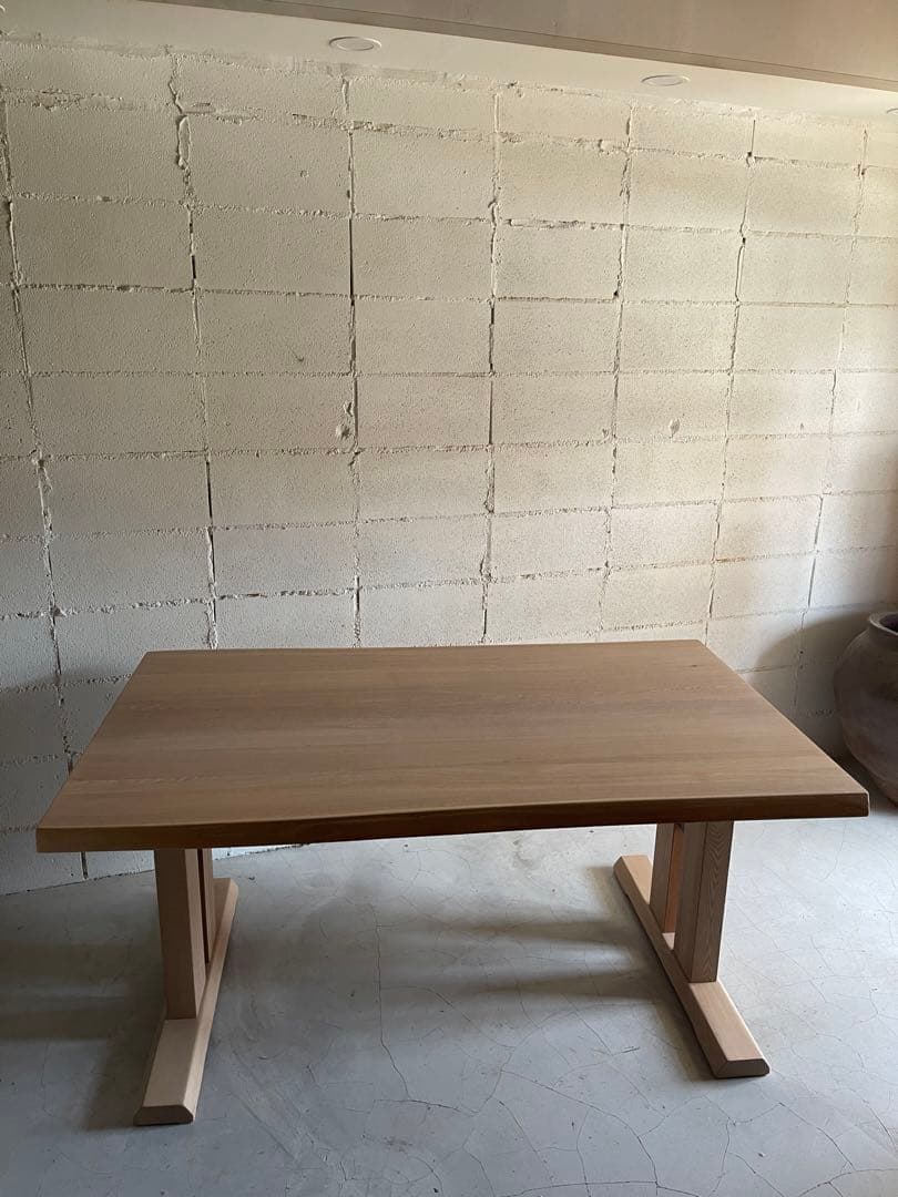 天然木無垢材　耳付き　ダイニングテーブル　二本脚