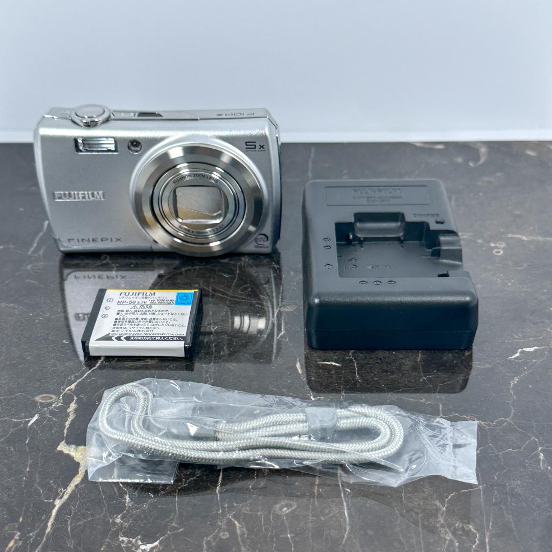 美品】FUJIFILM FinePix F100fd シルバー②