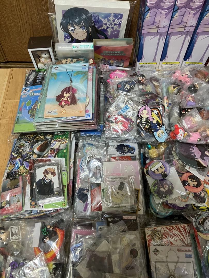 漫画　アニメ　グッズ　缶バッジ　アクリルスタンド　ラバーストラップ　ポスター
