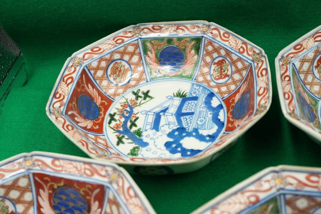 1，大聖寺伊万里１０客　赤絵金彩　八角中皿　大明萬暦年製　磁貫入　丸紋巻物　波図