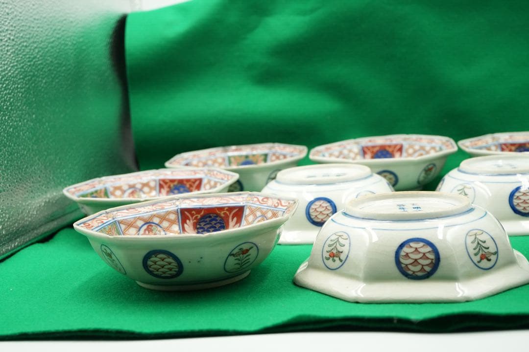 1，大聖寺伊万里１０客　赤絵金彩　八角中皿　大明萬暦年製　磁貫入　丸紋巻物　波図