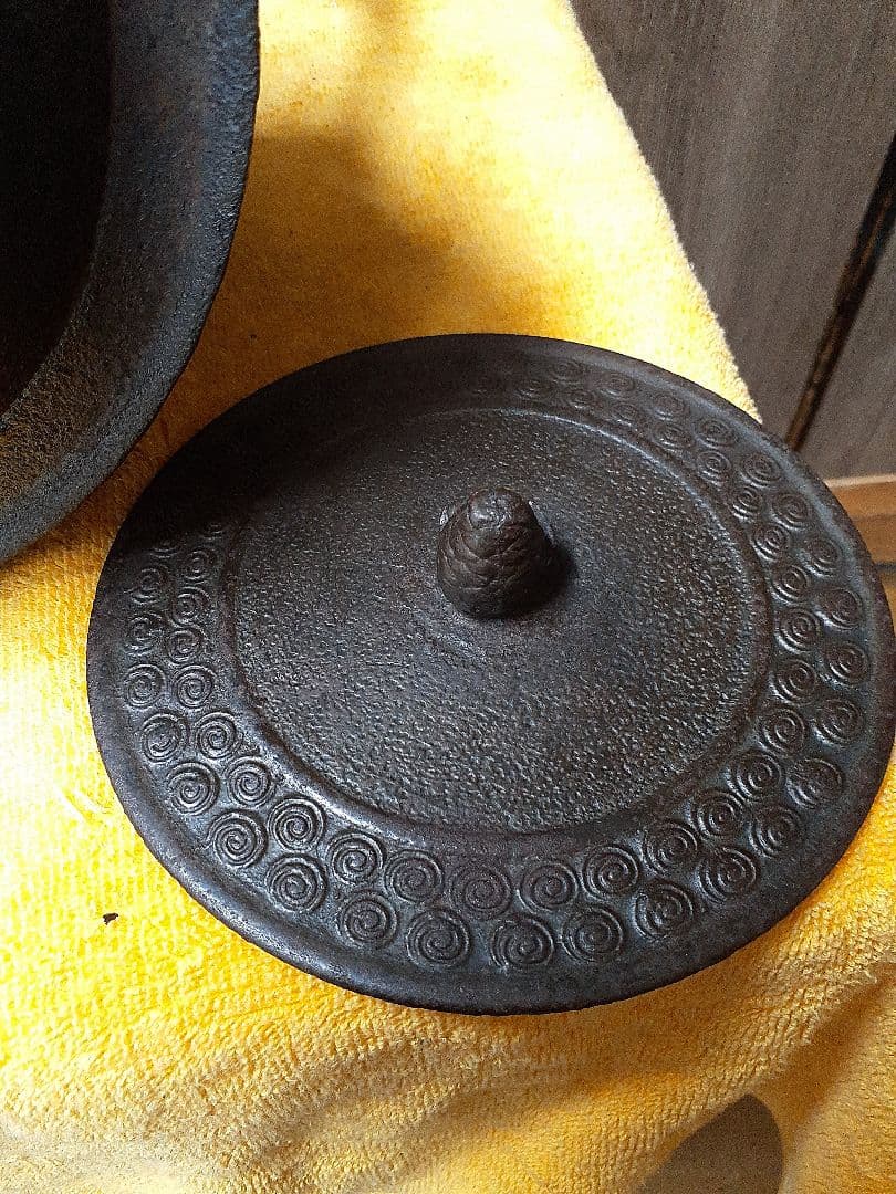 264 大振り 鉄瓶 陽刻 松雲堂