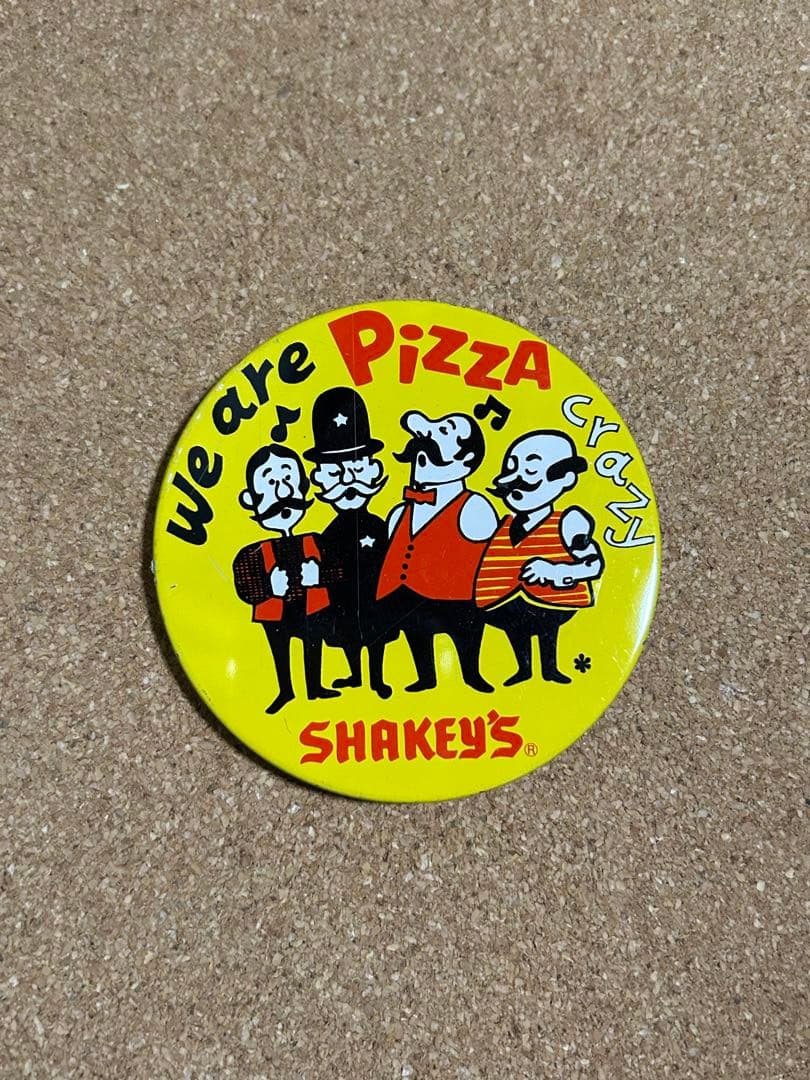 シェーキーズ ピザ 缶バッチ shakey's - メルカリ