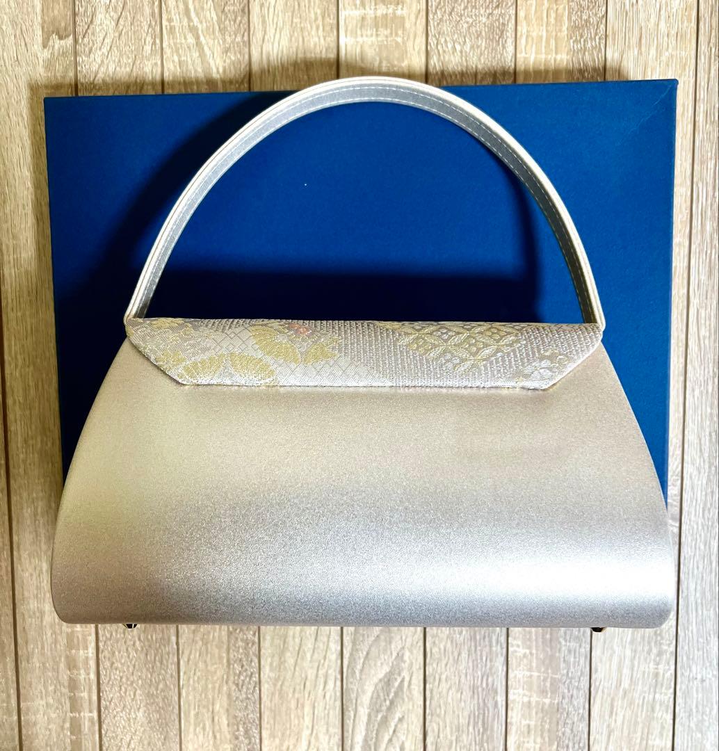 アイボリー に光沢がある花柄刺繍 ハンドバッグと草履セット