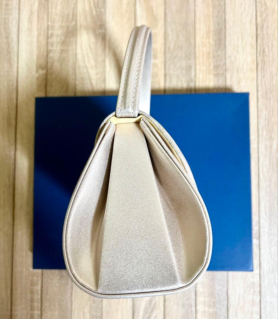 アイボリー に光沢がある花柄刺繍 ハンドバッグと草履セット