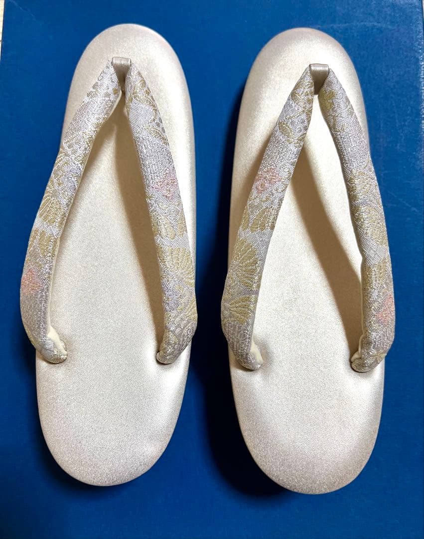 アイボリー に光沢がある花柄刺繍 ハンドバッグと草履セット