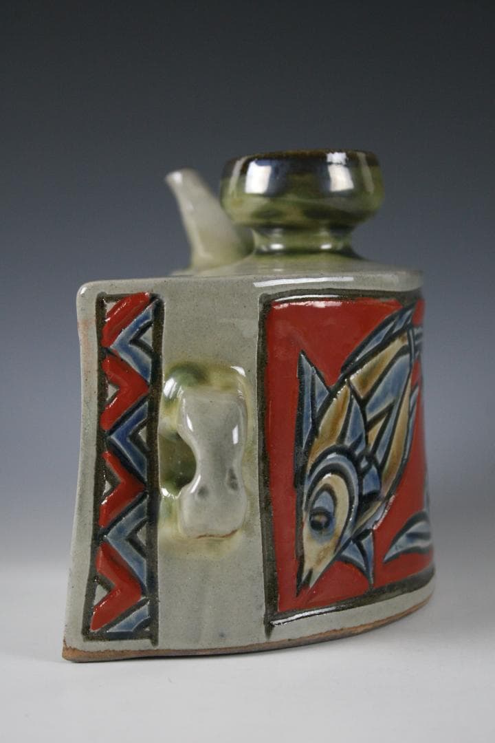 壺屋焼　金城敏幸　赤絵双魚文抱瓶（中）