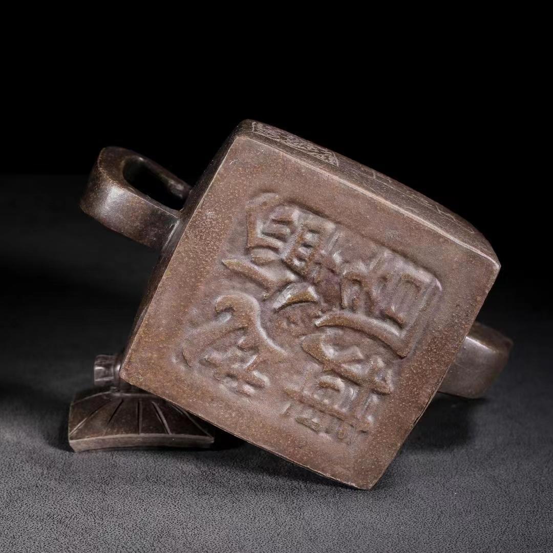 中国古美術・宜興原鉱古銅泥壺・紫砂壺・品名：印包・底款：厚徳載物