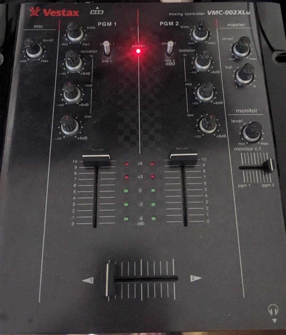 シンプル！DJ始めたい方に】DJミキサー Vestax VMC-002 XLu - メルカリ
