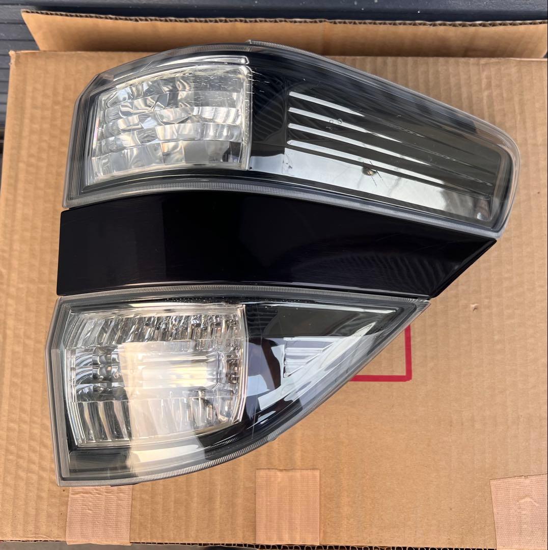 20系ヴェルファイア前期純正テールランプ右クオーター側